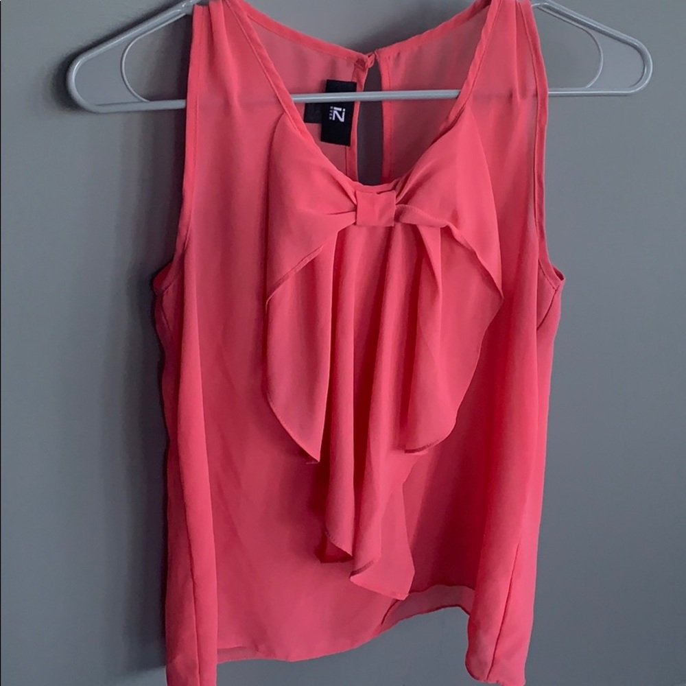 Pink sleeveless blouse with bow